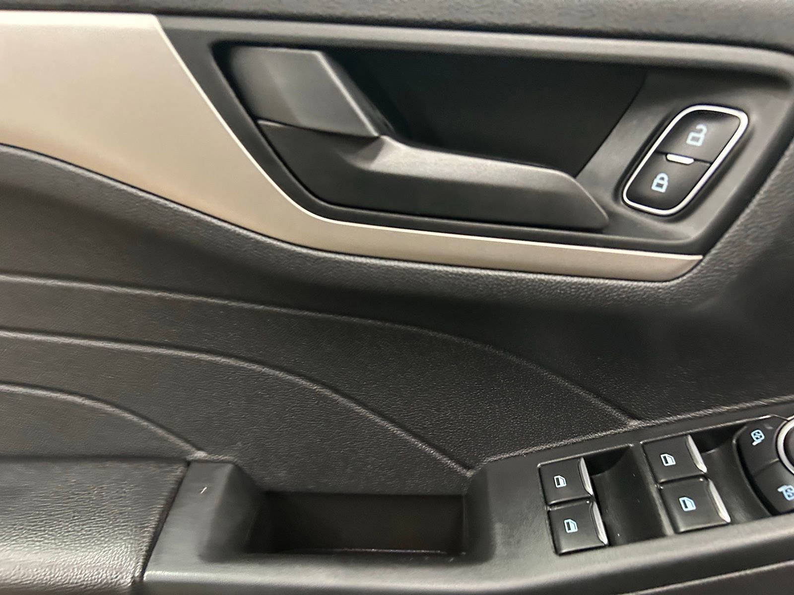 Used 2022 Ford Escape SE w/ SE Sport Appearance Package image 11