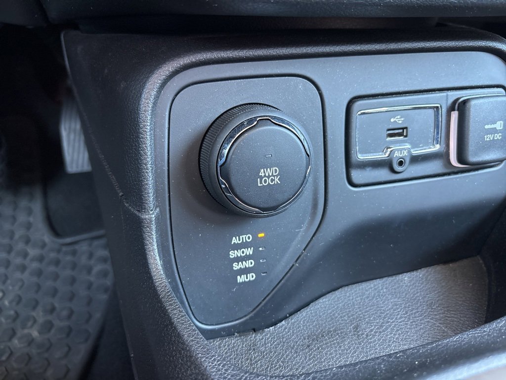 Used 2017 Jeep Renegade Latitude w/ Cold Weather Group image 20