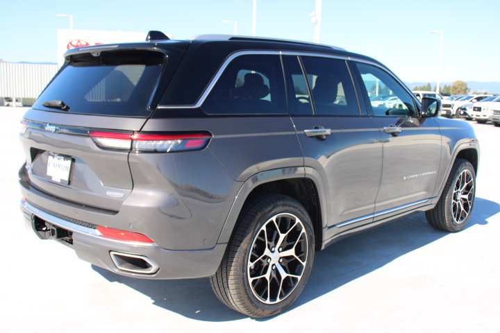 Used 2023 Jeep Grand Cherokee Summit AWD/4WD image 3