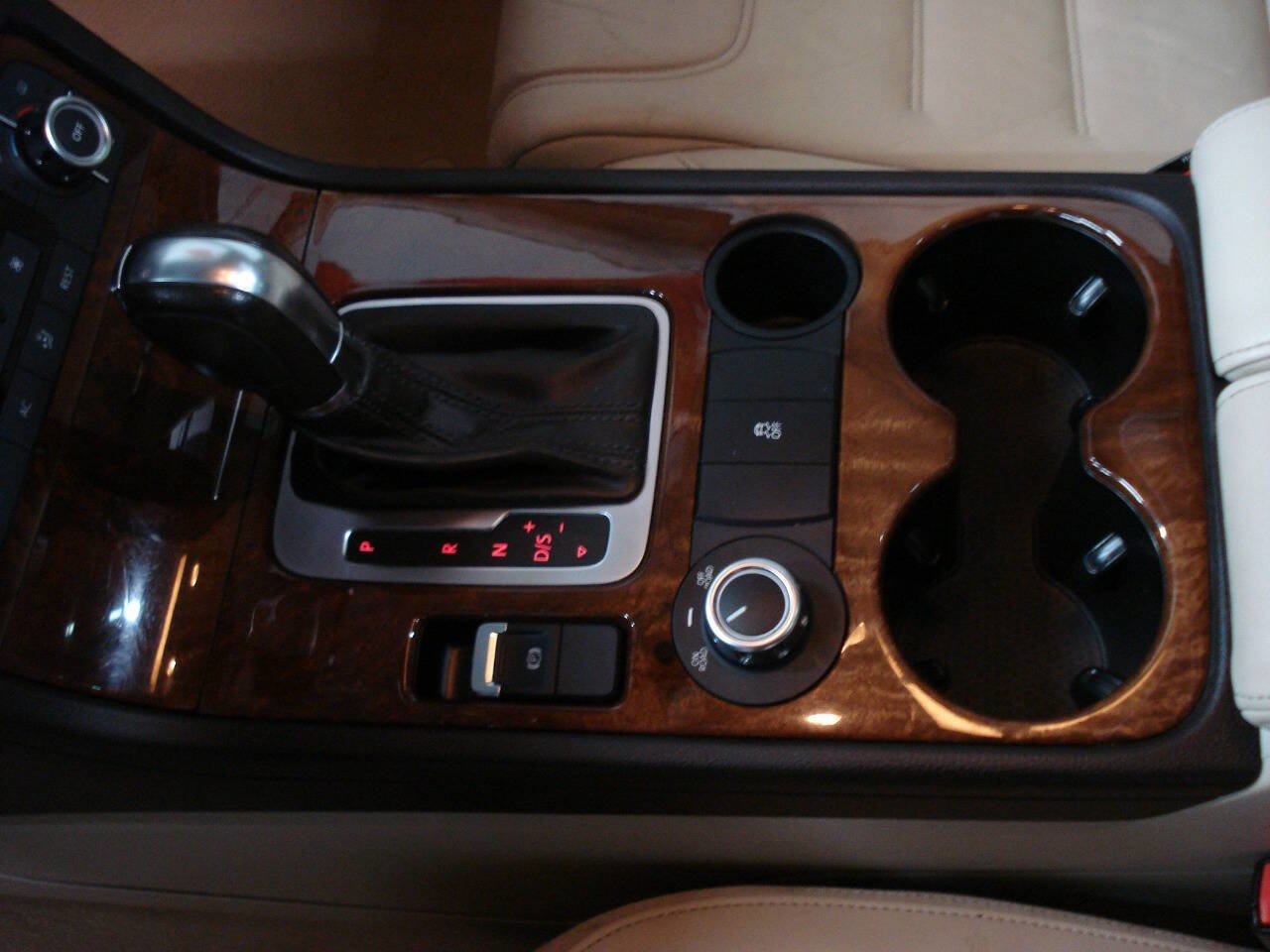 Used 2013 Volkswagen Touareg Sport image 29