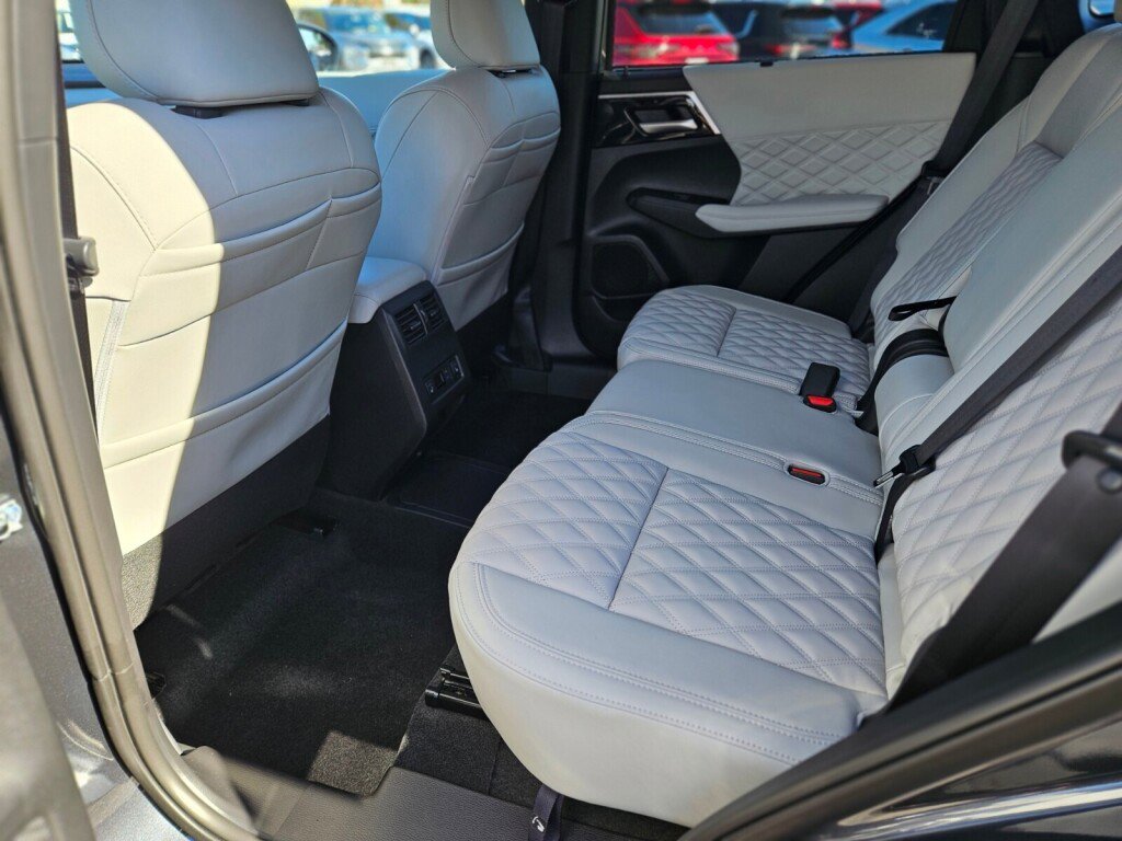 New 2025 Mitsubishi Outlander SEL image 16