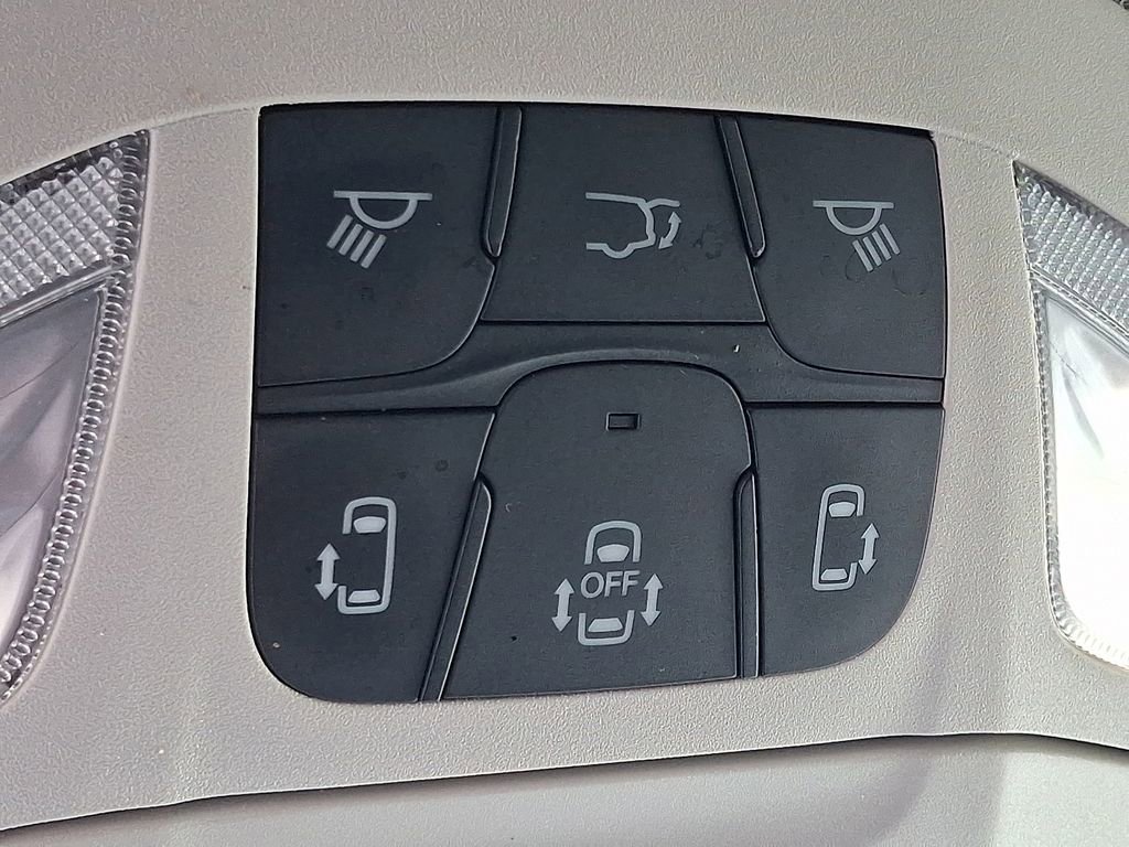 Used 2024 Chrysler Pacifica Touring-L image 26