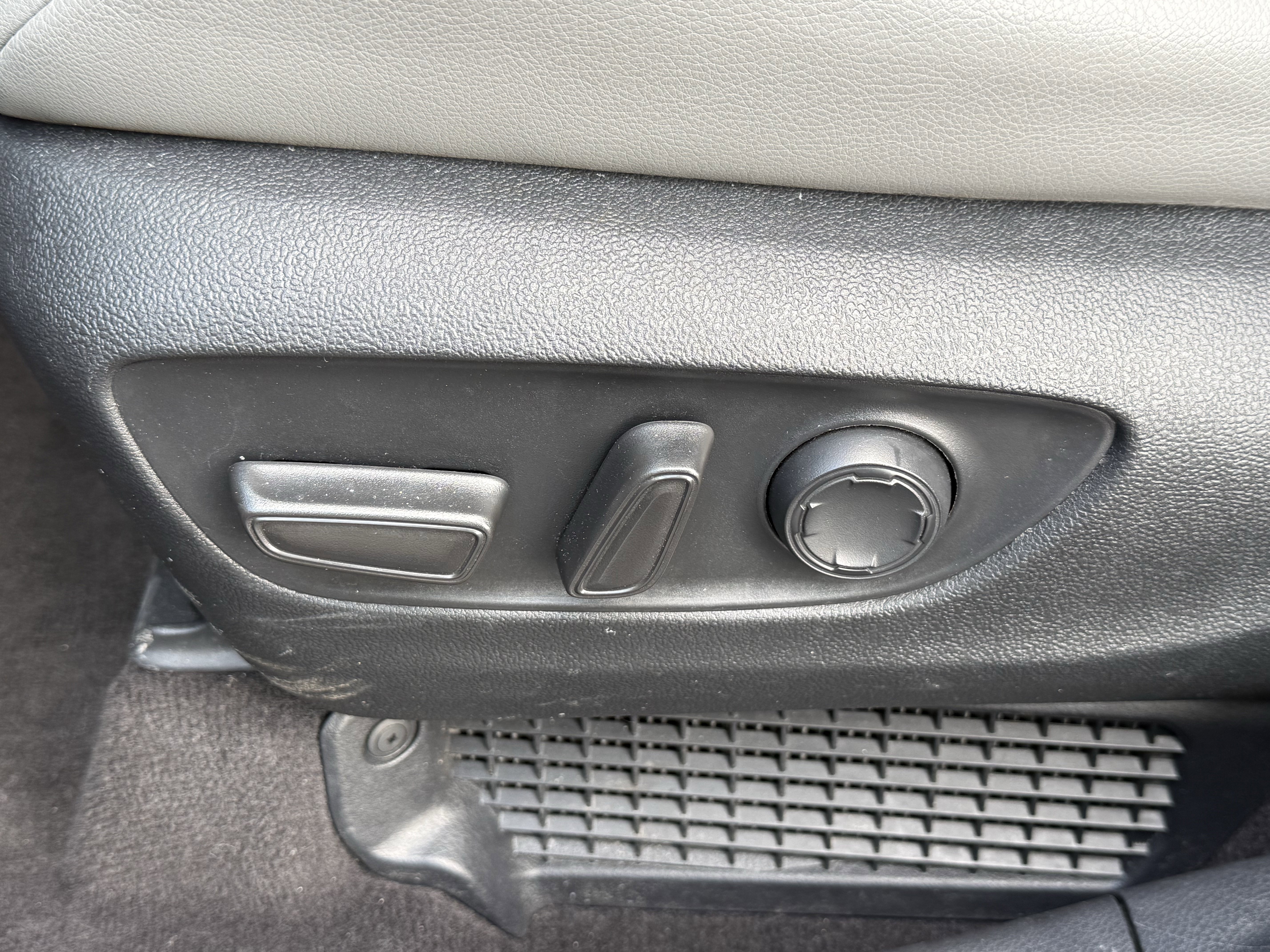 Used 2025 Toyota Sienna XLE image 25