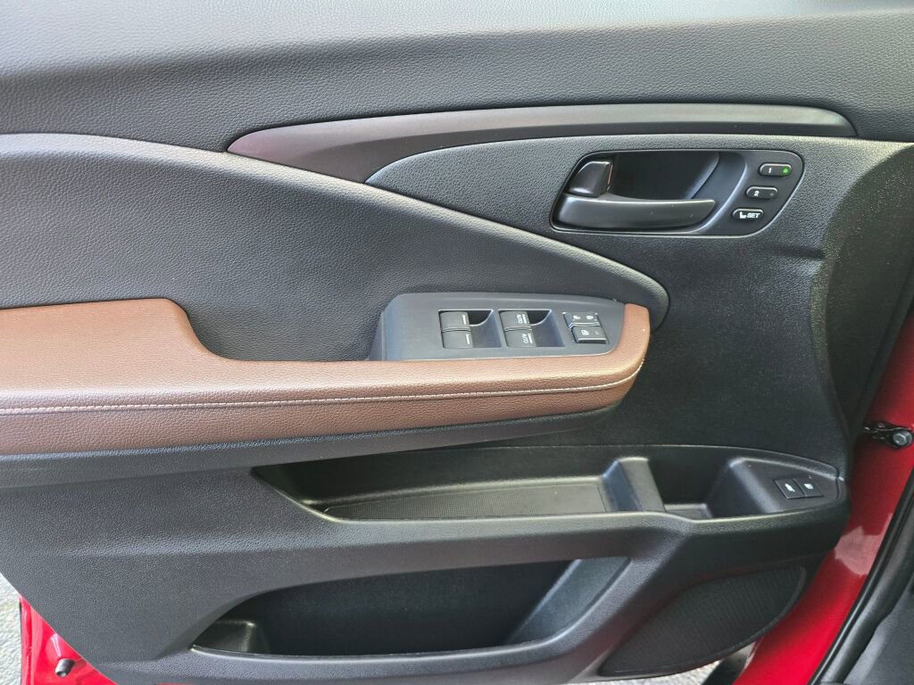 Certified 2025 Honda Passport EX-L image 19