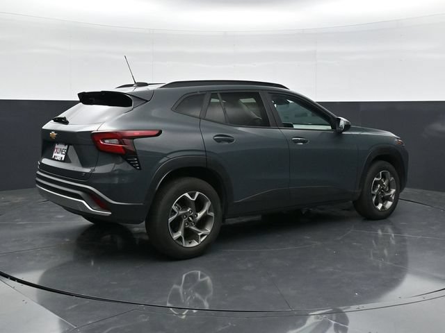 Used 2025 Chevrolet Trax LT w/ LT Convenience Package FWD image 2