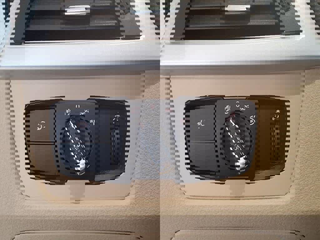 Used 2018 BMW 320i xDrive Sedan w/ Convenience Package image 11