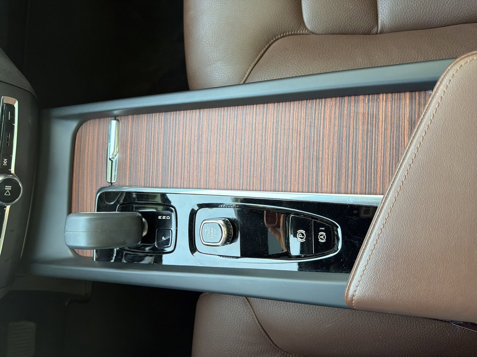 Certified 2025 Volvo XC60 T8 Plus w/ Protection Package Premier image 47