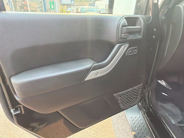Used 2013 Jeep Wrangler Unlimited Sahara w/ Connectivity Group AWD/4WD image 14
