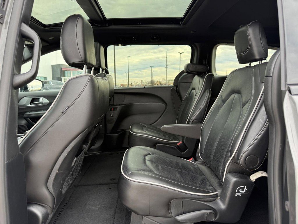 Used 2025 Chrysler Pacifica Limited image 11