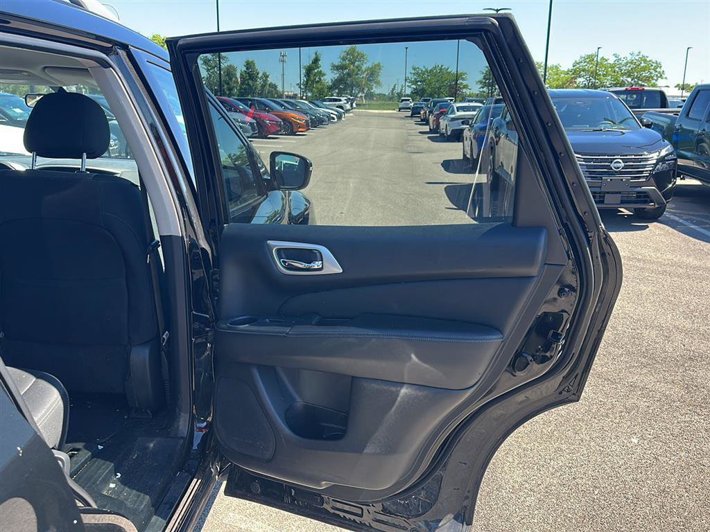 Used 2020 Nissan Pathfinder S AWD/4WD image 14