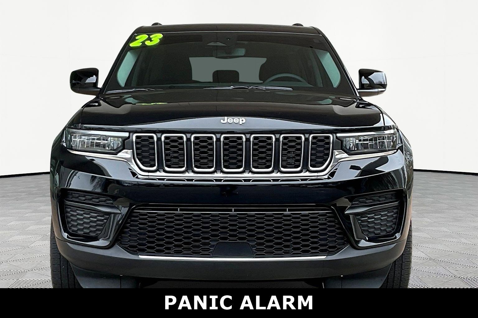 Used 2023 Jeep Grand Cherokee Laredo image 2