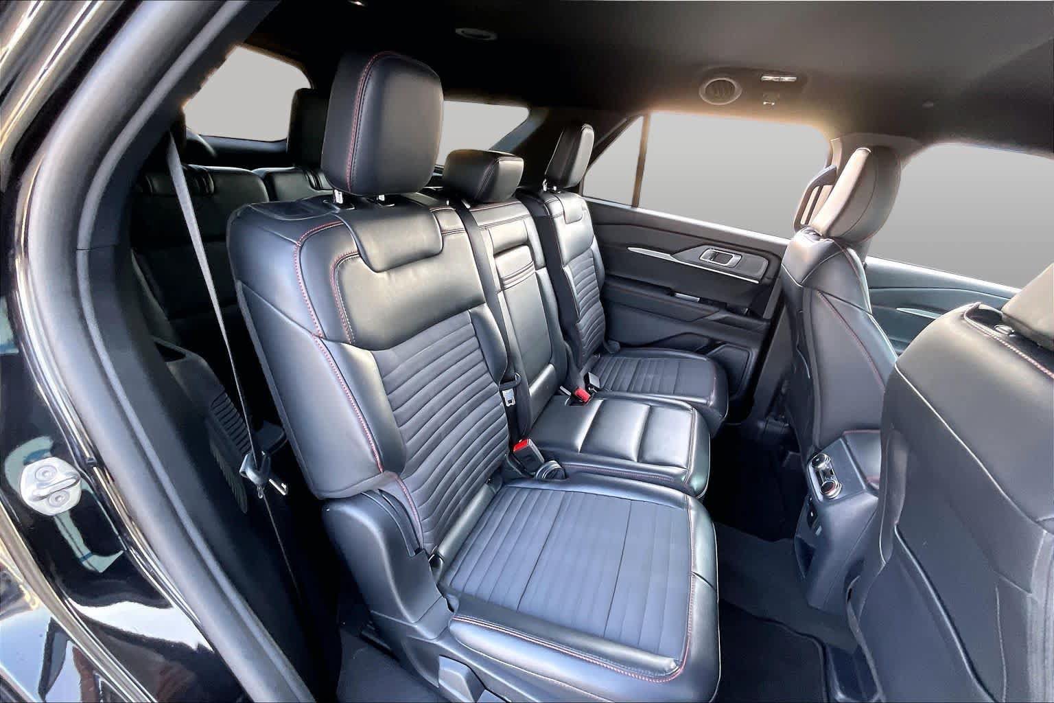 Used 2025 Ford Explorer ST-Line w/ ST-Line Street Pack AWD/4WD image 37
