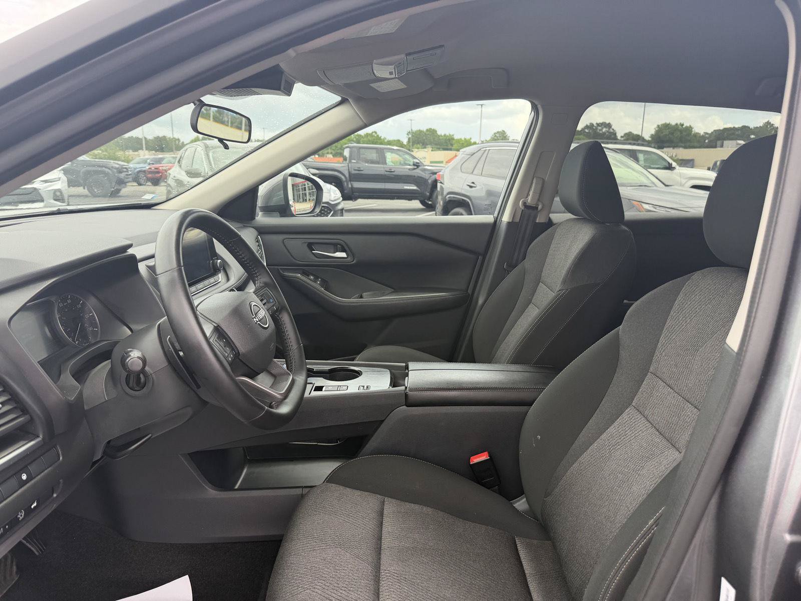 Used 2025 Nissan Rogue SV FWD image 12