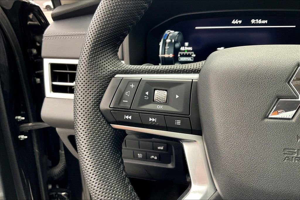 Used 2023 Mitsubishi Outlander SE image 17