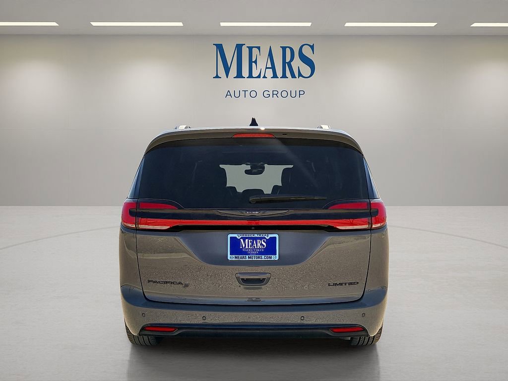 Used 2025 Chrysler Pacifica Limited image 4