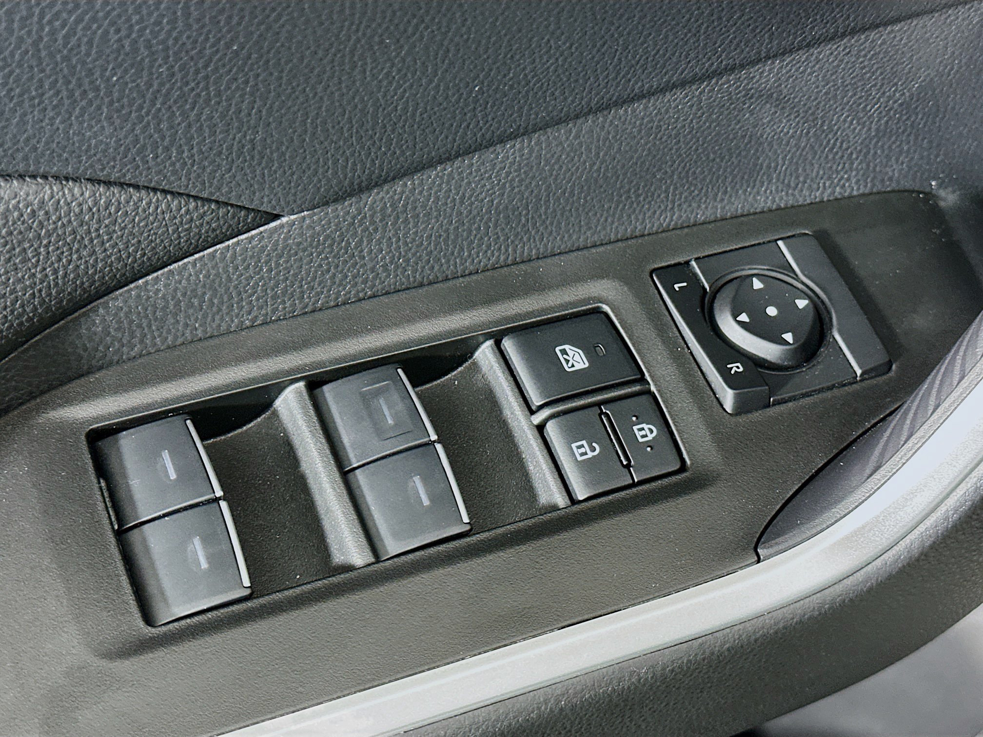 Used 2025 Toyota RAV4 XLE w/ Convenience Package FWD image 15