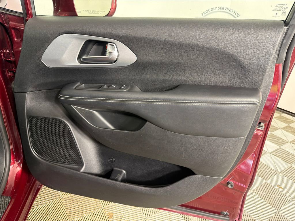 Used 2020 Chrysler Pacifica Touring-L w/ S Appearance Package FWD image 16