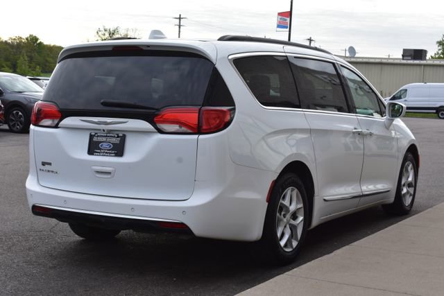 Used 2017 Chrysler Pacifica Touring-L w/ Tire & Wheel Group FWD image 10