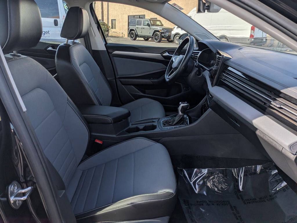 Used 2025 Volkswagen Jetta SE image 31