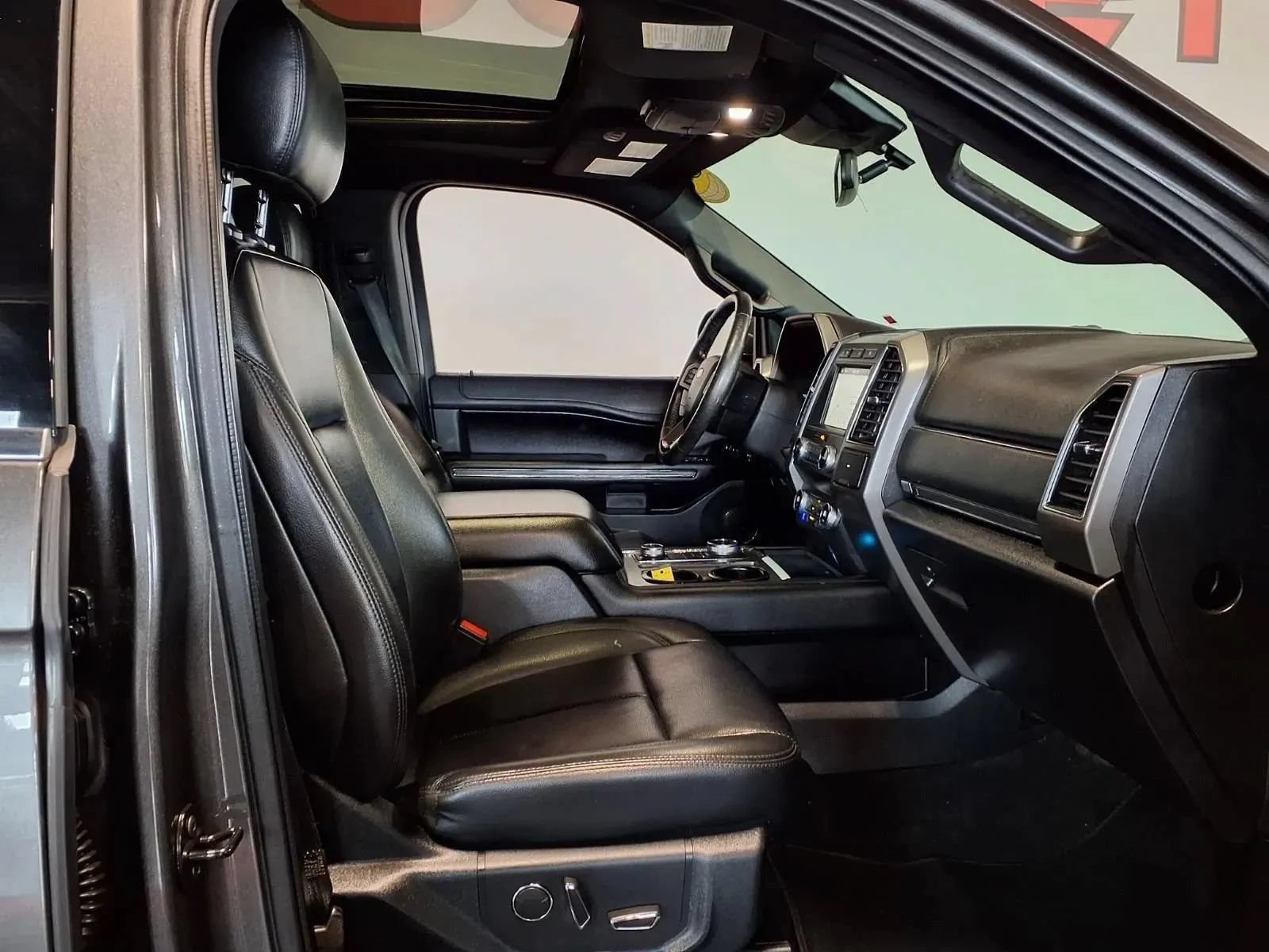Used 2019 Ford Expedition XLT w/ Equipment Group 202A AWD/4WD image 12