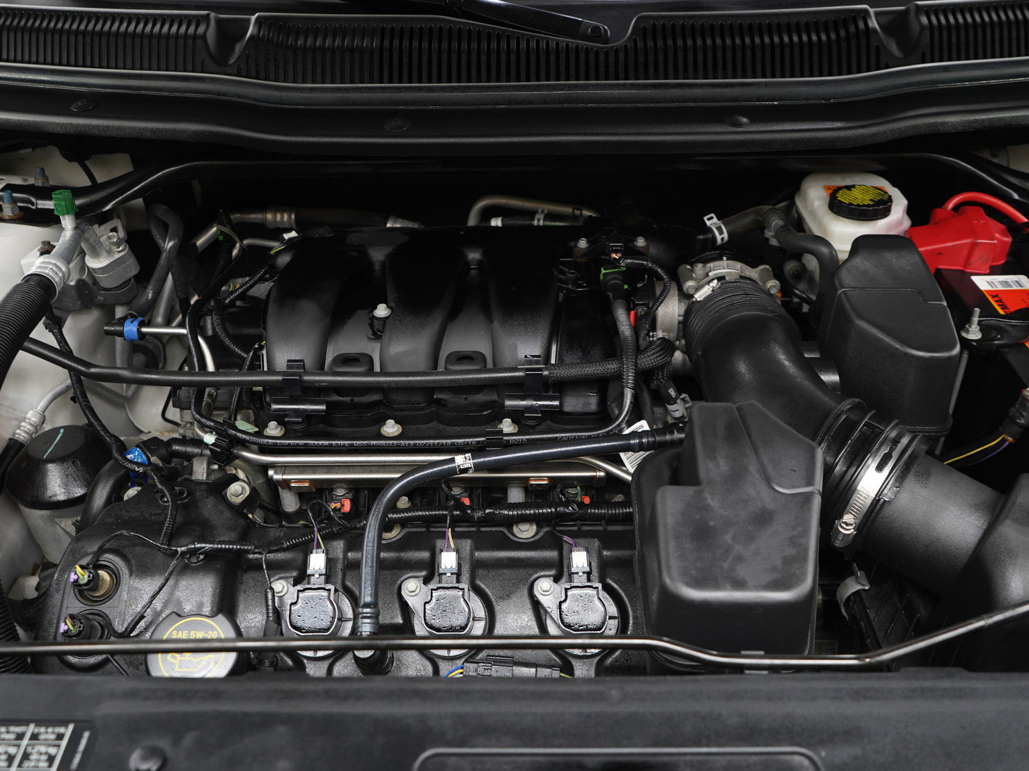 Used 2018 Ford Explorer XLT w/ Equipment Group 202A AWD/4WD image 32