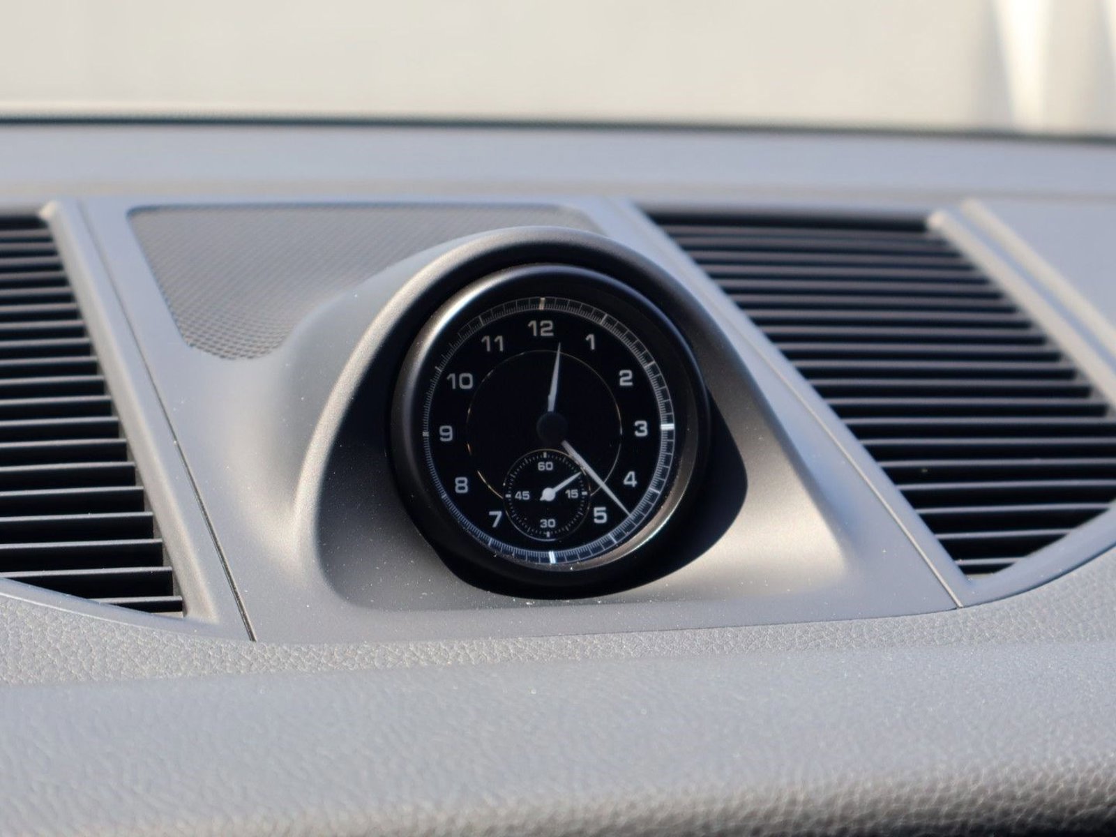 Certified 2025 Porsche Macan image 28