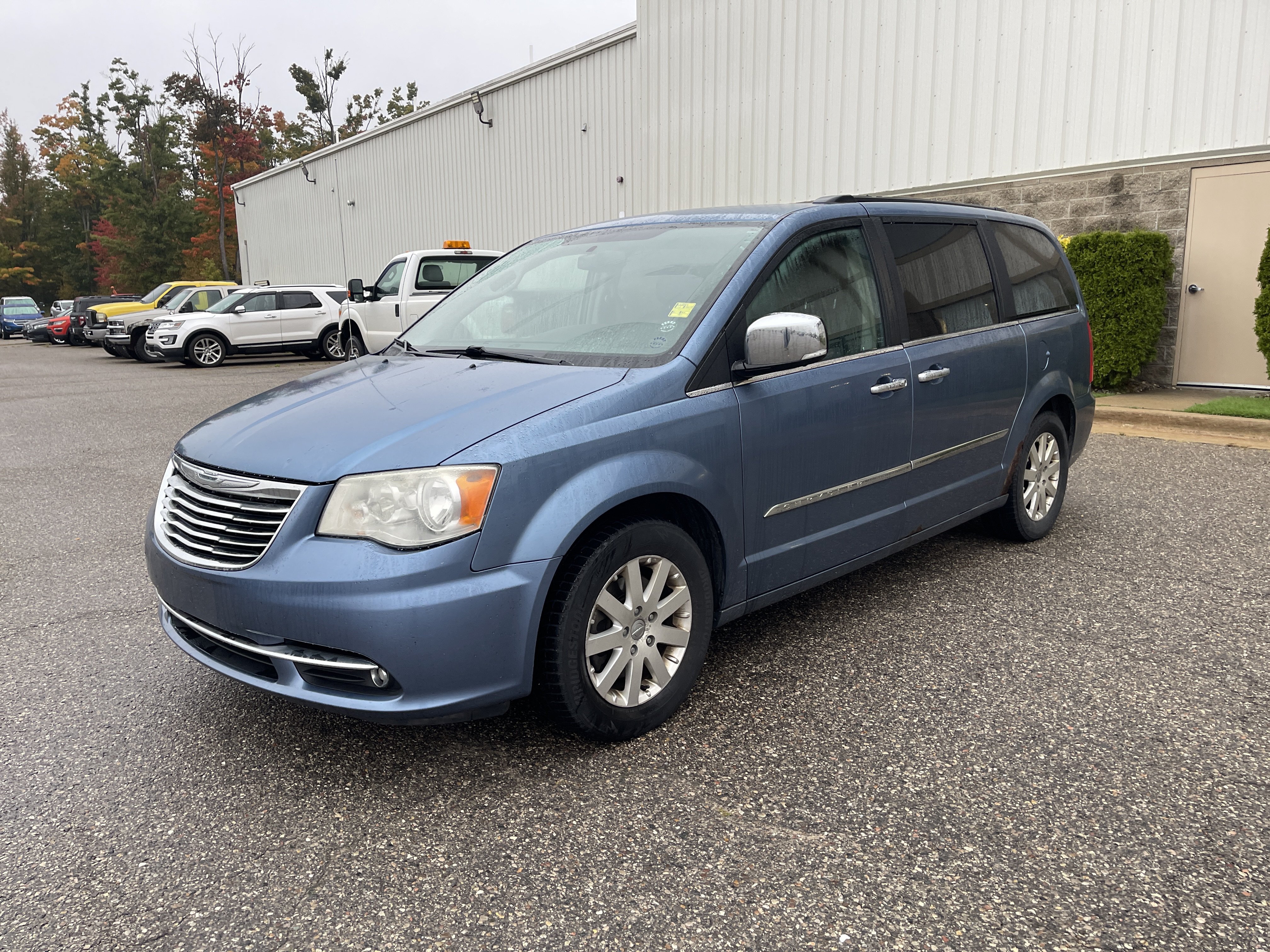 Used 2012 Chrysler Town & Country Touring-L w/ Entertainment Group #2 FWD image 8