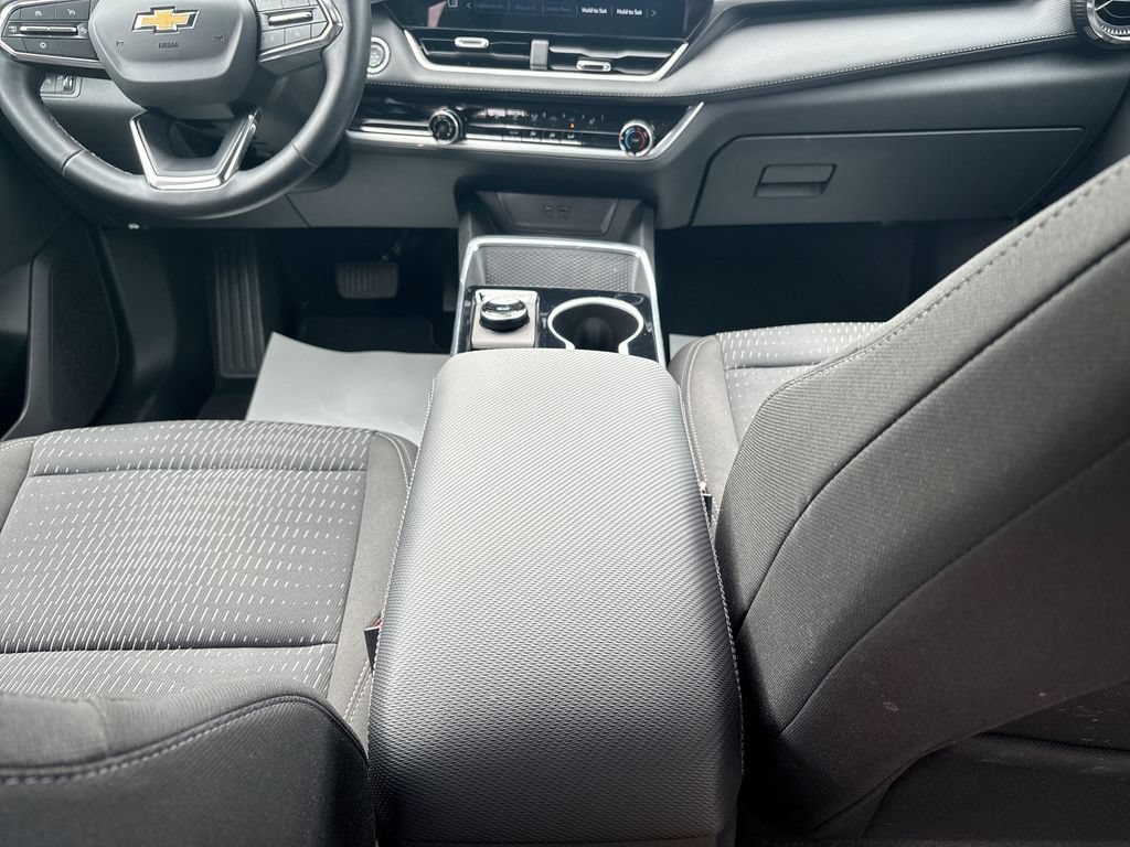 Used 2026 Chevrolet Equinox LT AWD/4WD image 32