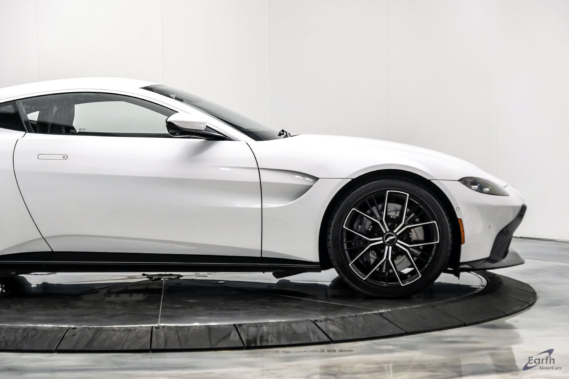 Used 2022 Aston Martin V8 Vantage Coupe RWD image 27