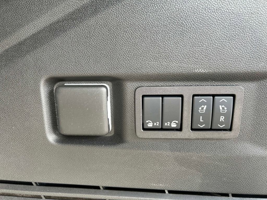Used 2025 Chevrolet Tahoe Premier AWD/4WD image 15
