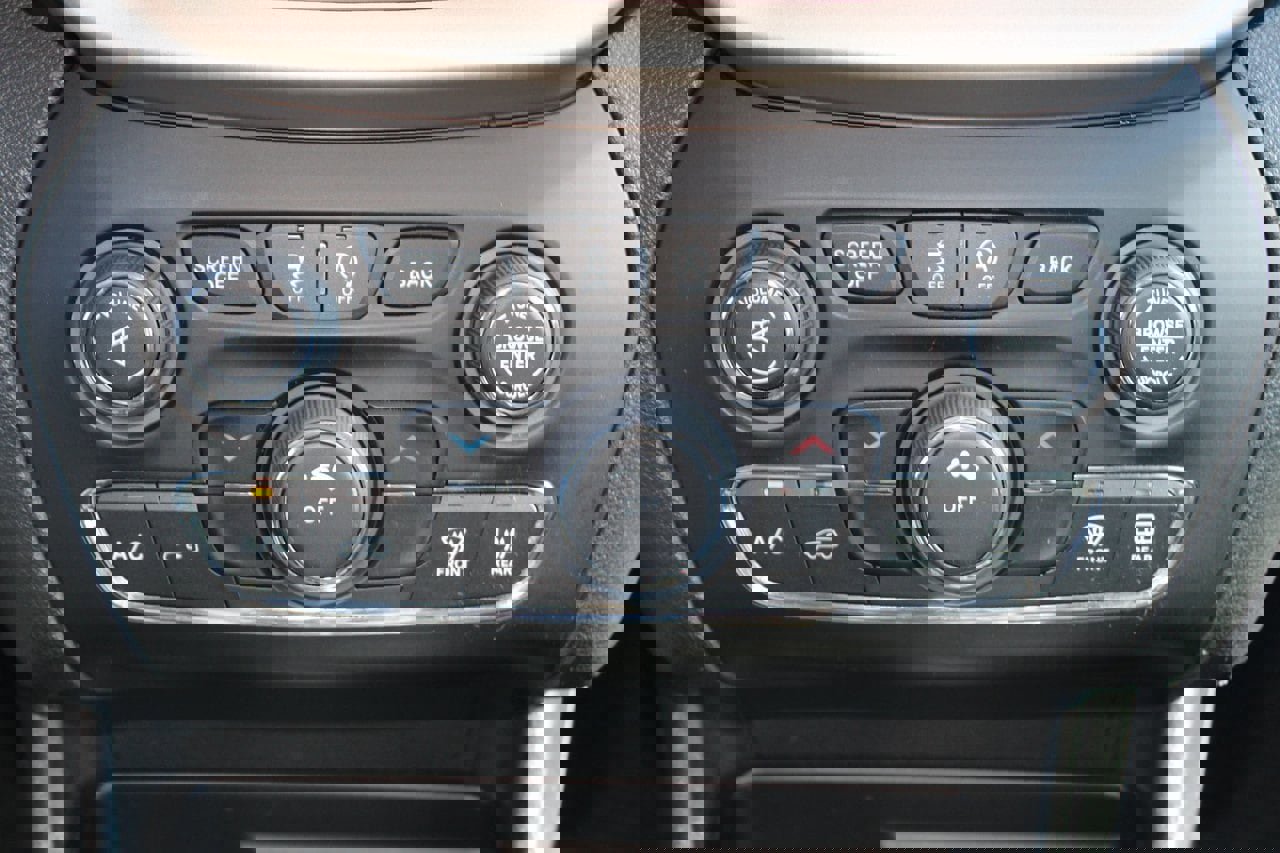 Used 2016 Jeep Cherokee Latitude w/ Cold Weather Group image 18