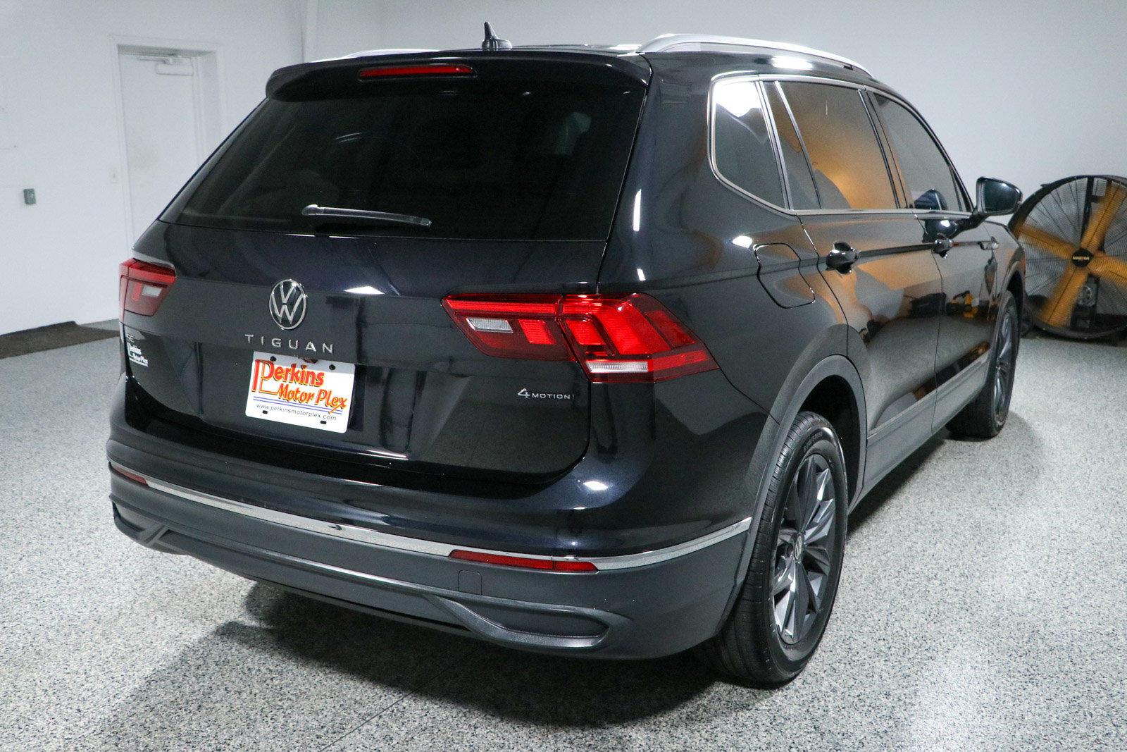 Used 2022 Volkswagen Tiguan SE w/ Panoramic Sunroof Package AWD/4WD image 7
