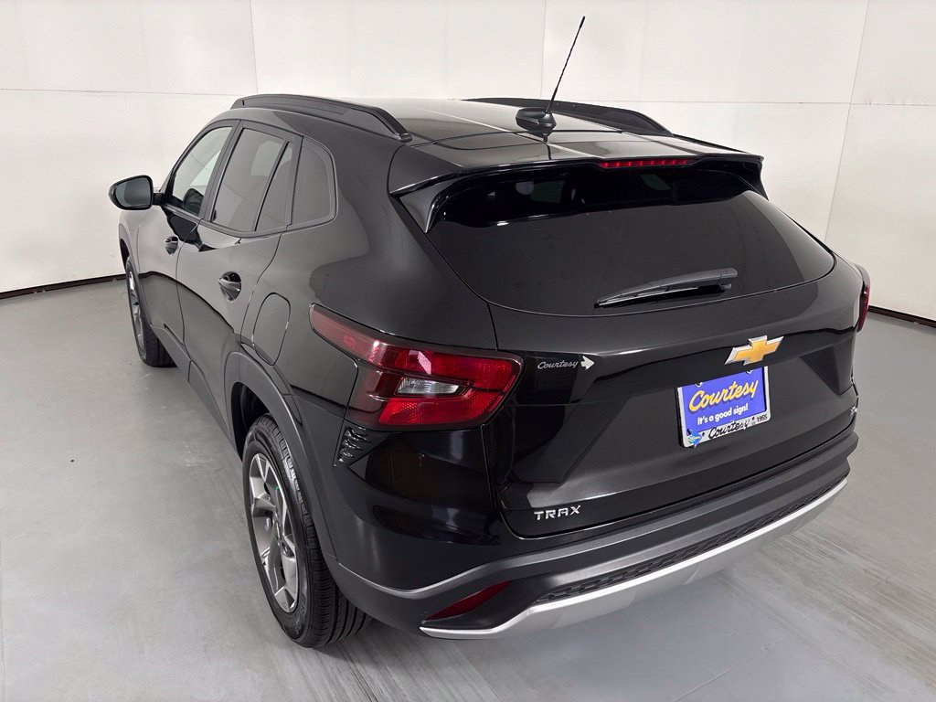 Used 2025 Chevrolet Trax LT FWD image 6
