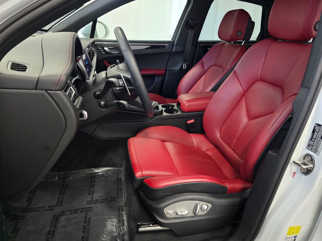 Certified 2025 Porsche Macan image 13
