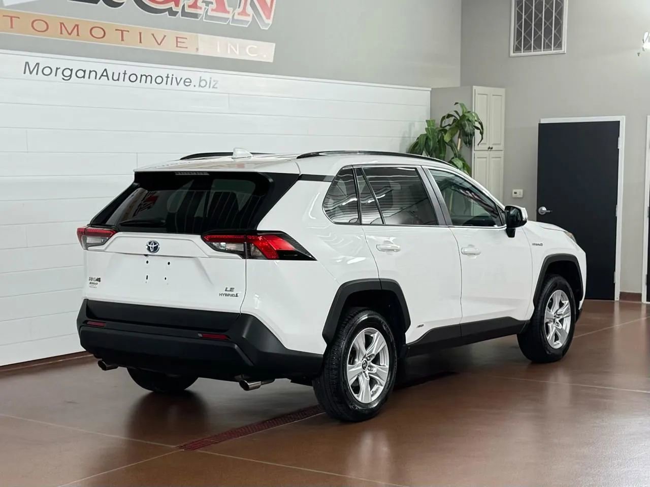 Used 2019 Toyota RAV4 LE AWD/4WD image 3