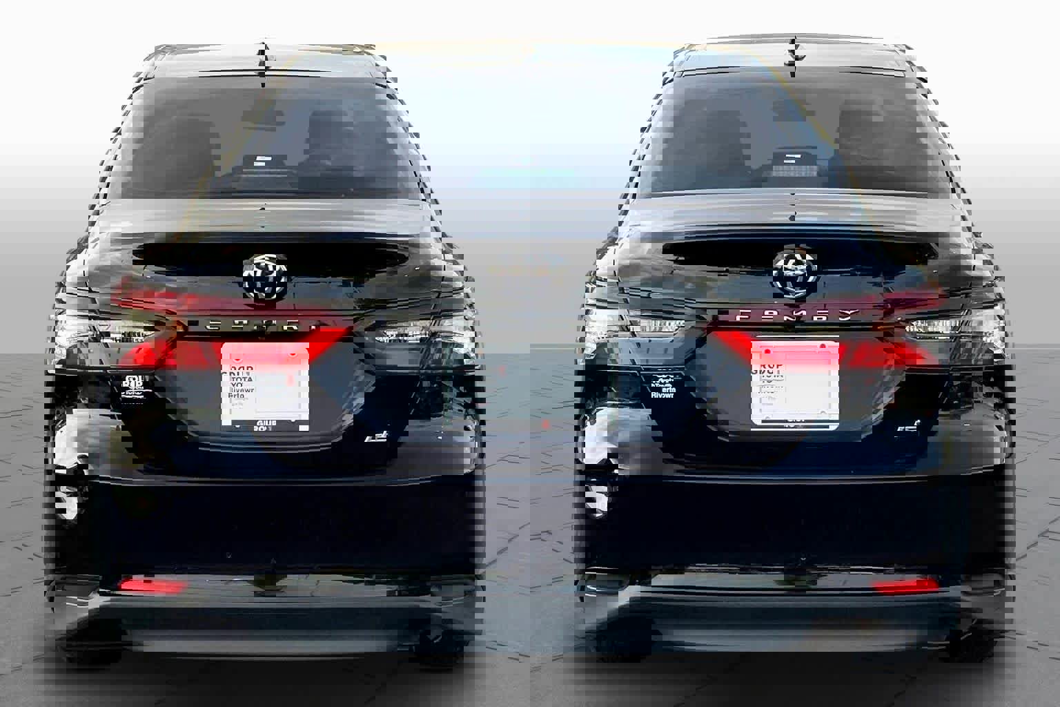 Used 2022 Toyota Camry LE image 5