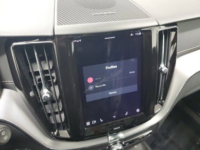 Used 2022 Volvo XC60 B6 R-Design image 22