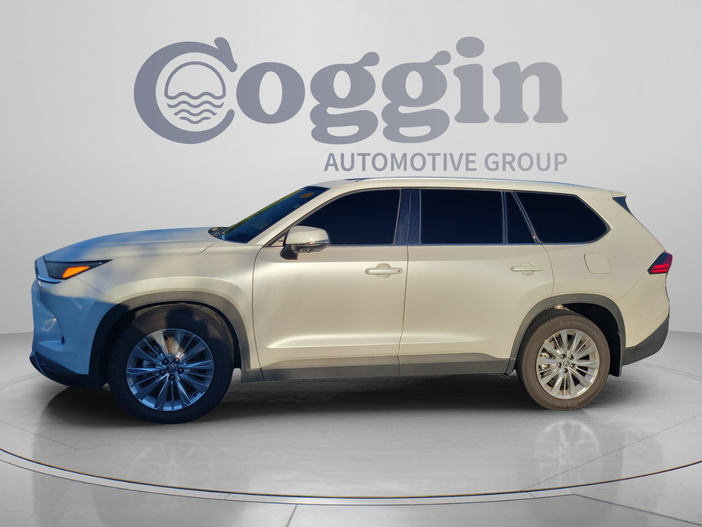 Used 2024 Toyota Grand Highlander AWD image 3