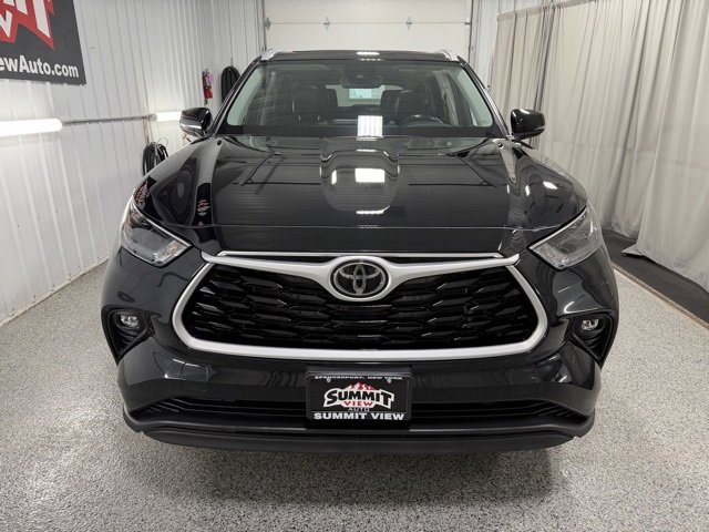 Used 2022 Toyota Highlander XLE image 2
