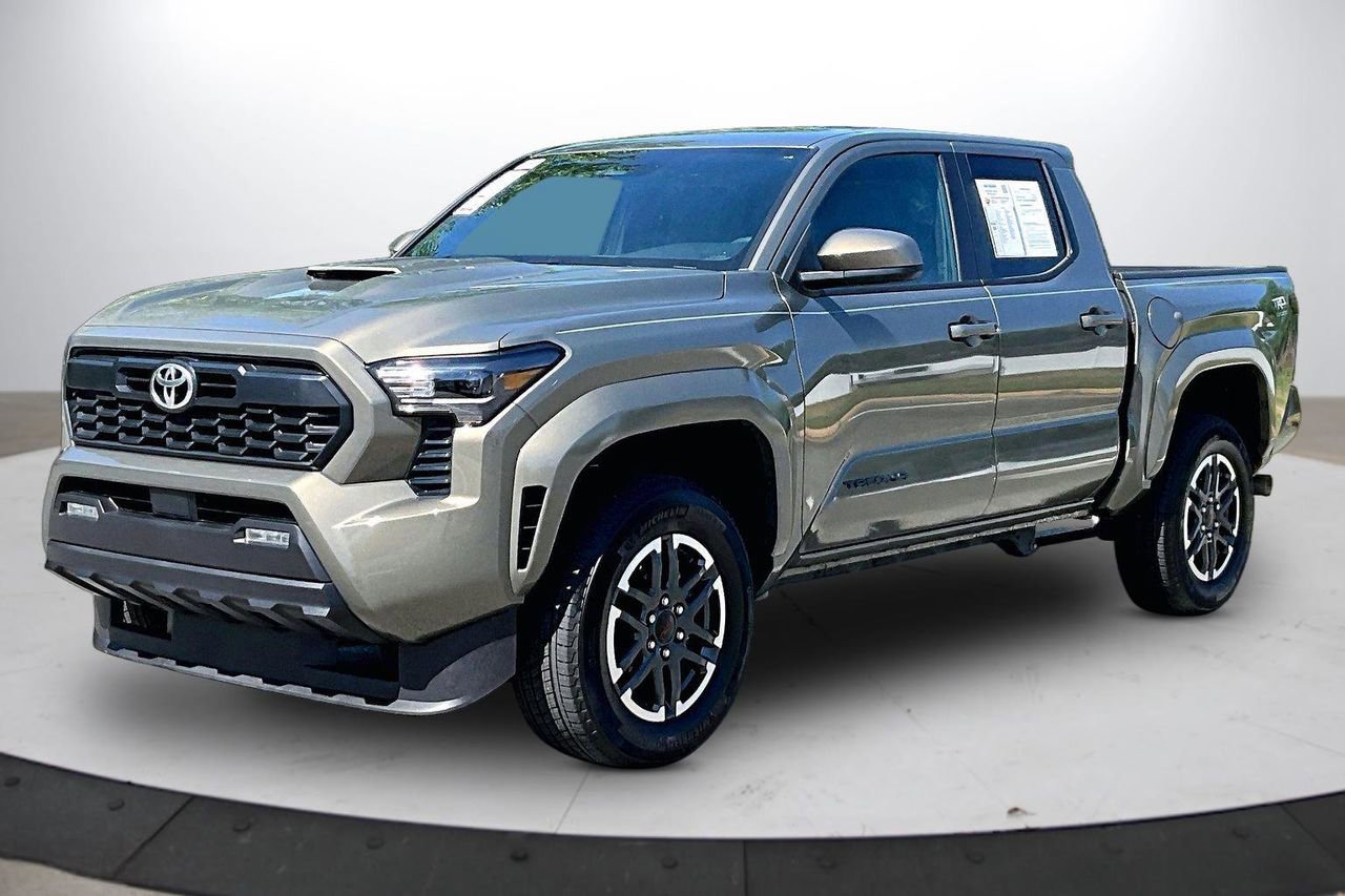 Used 2025 Toyota Tacoma TRD Sport AWD/4WD image 4