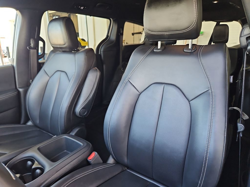 Used 2025 Chrysler Pacifica Select FWD image 24