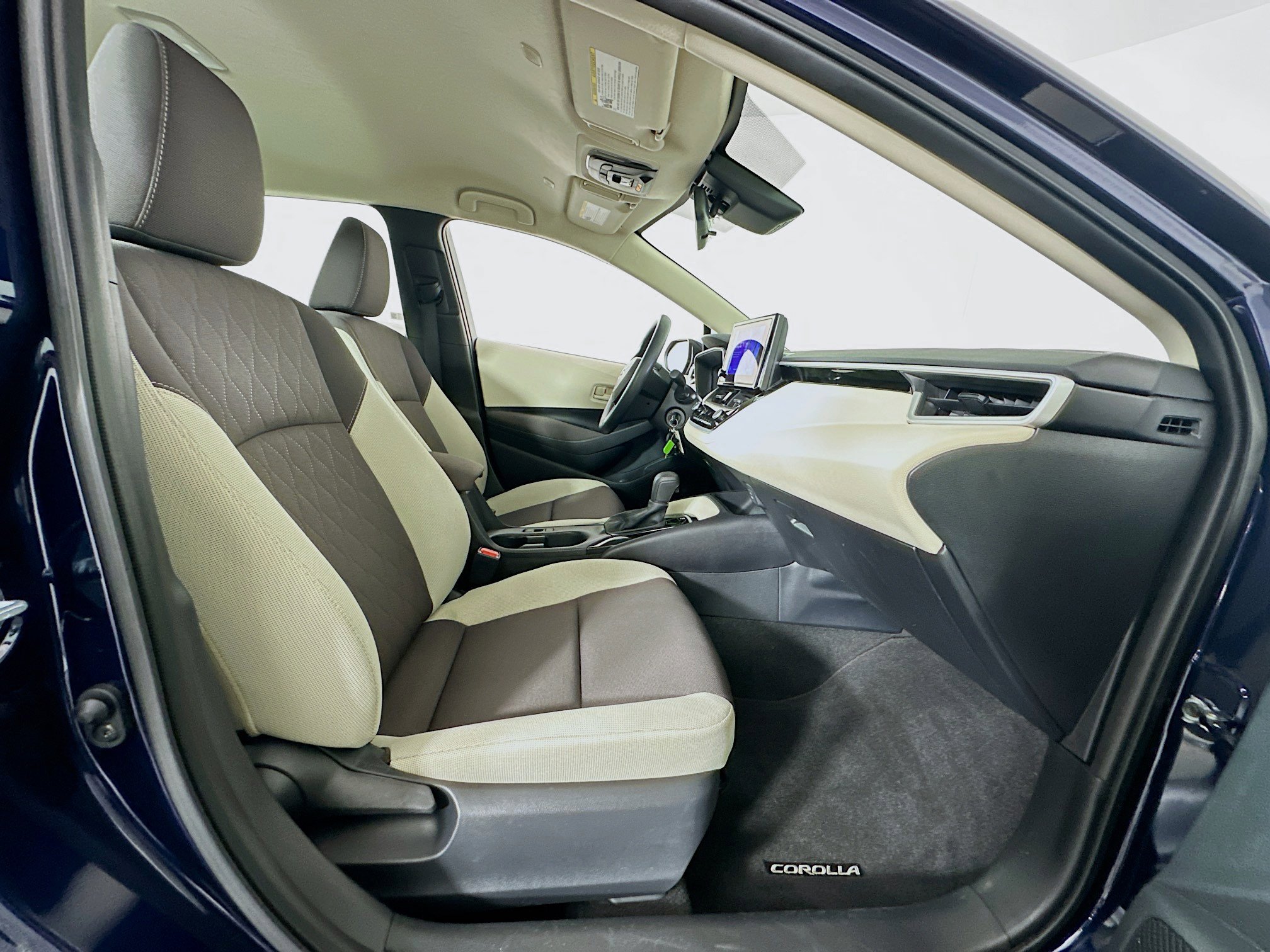 Used 2025 Toyota Corolla LE FWD image 29