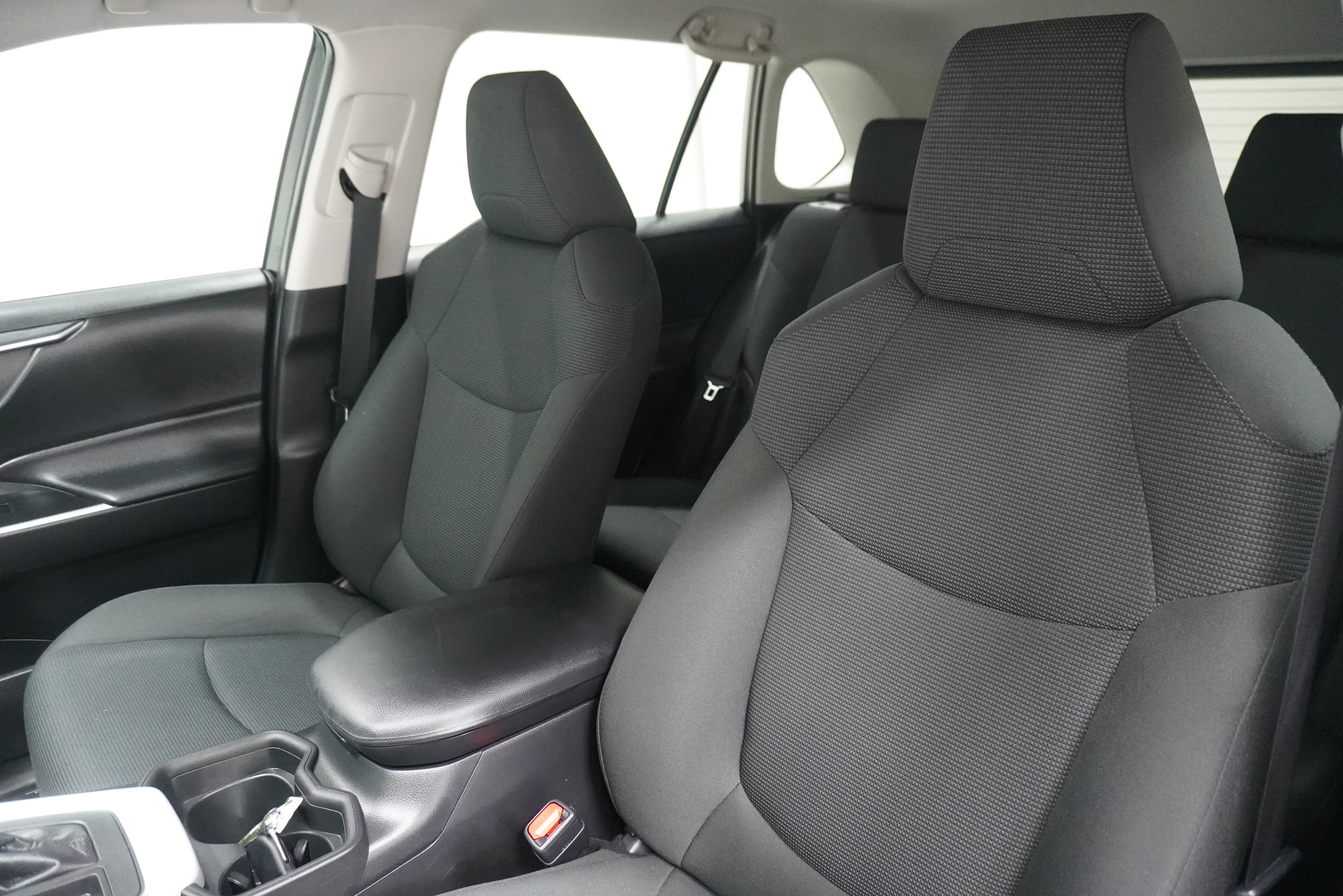 Used 2021 Toyota RAV4 LE FWD image 11
