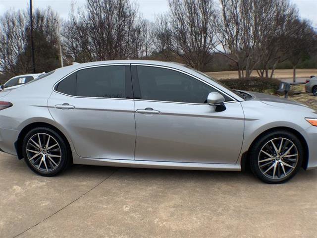 Used 2022 Toyota Camry XLE image 9
