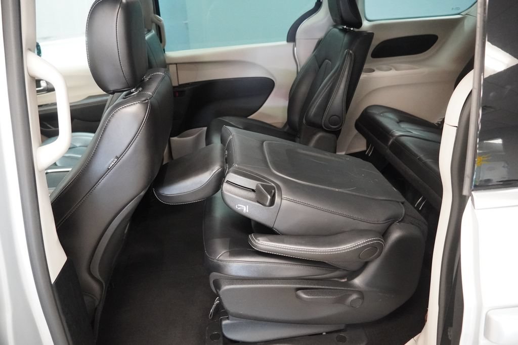 Used 2024 Chrysler Pacifica Limited FWD image 19