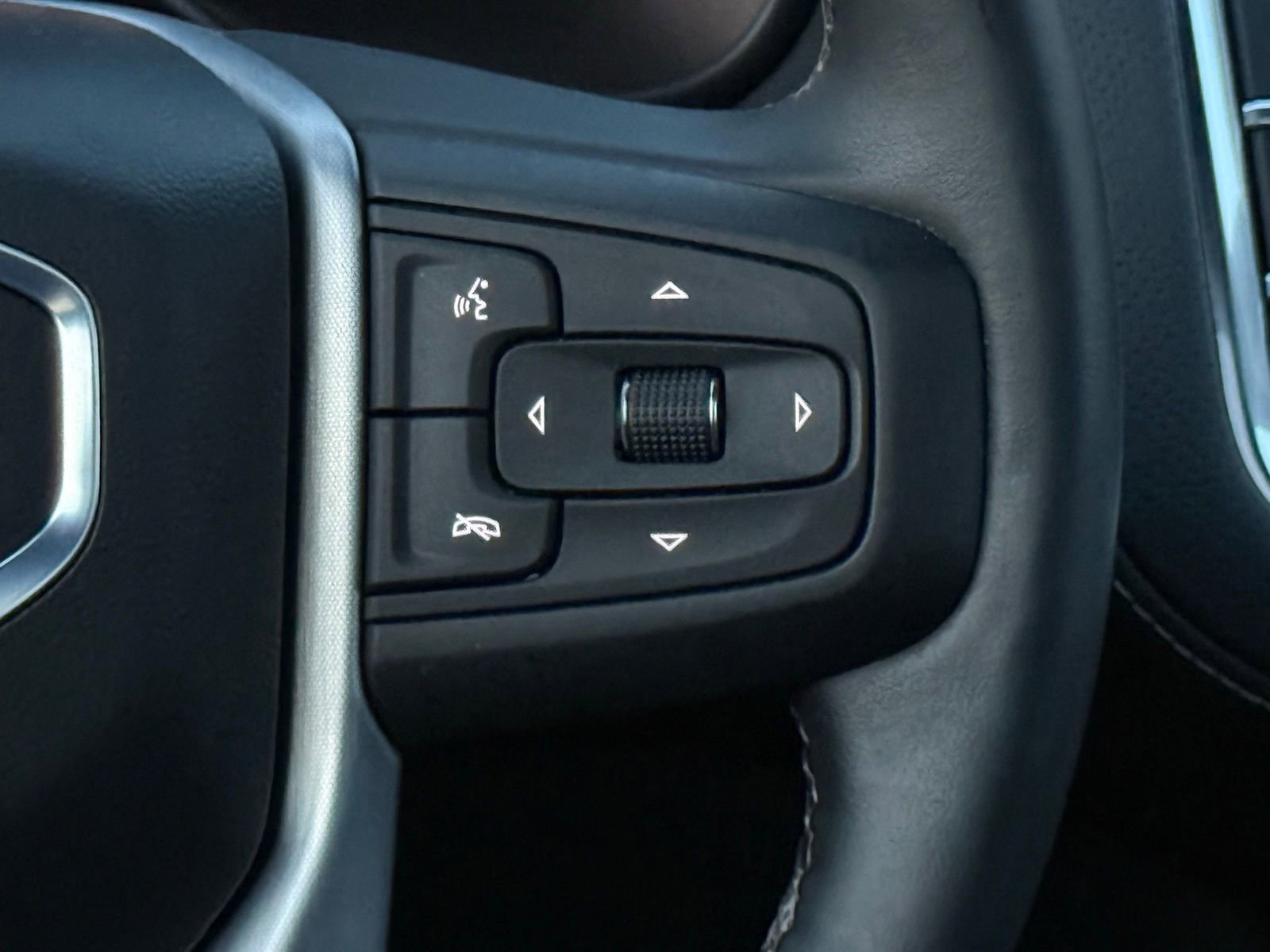 Used 2024 GMC Yukon SLT w/ SLT Luxury Package image 33