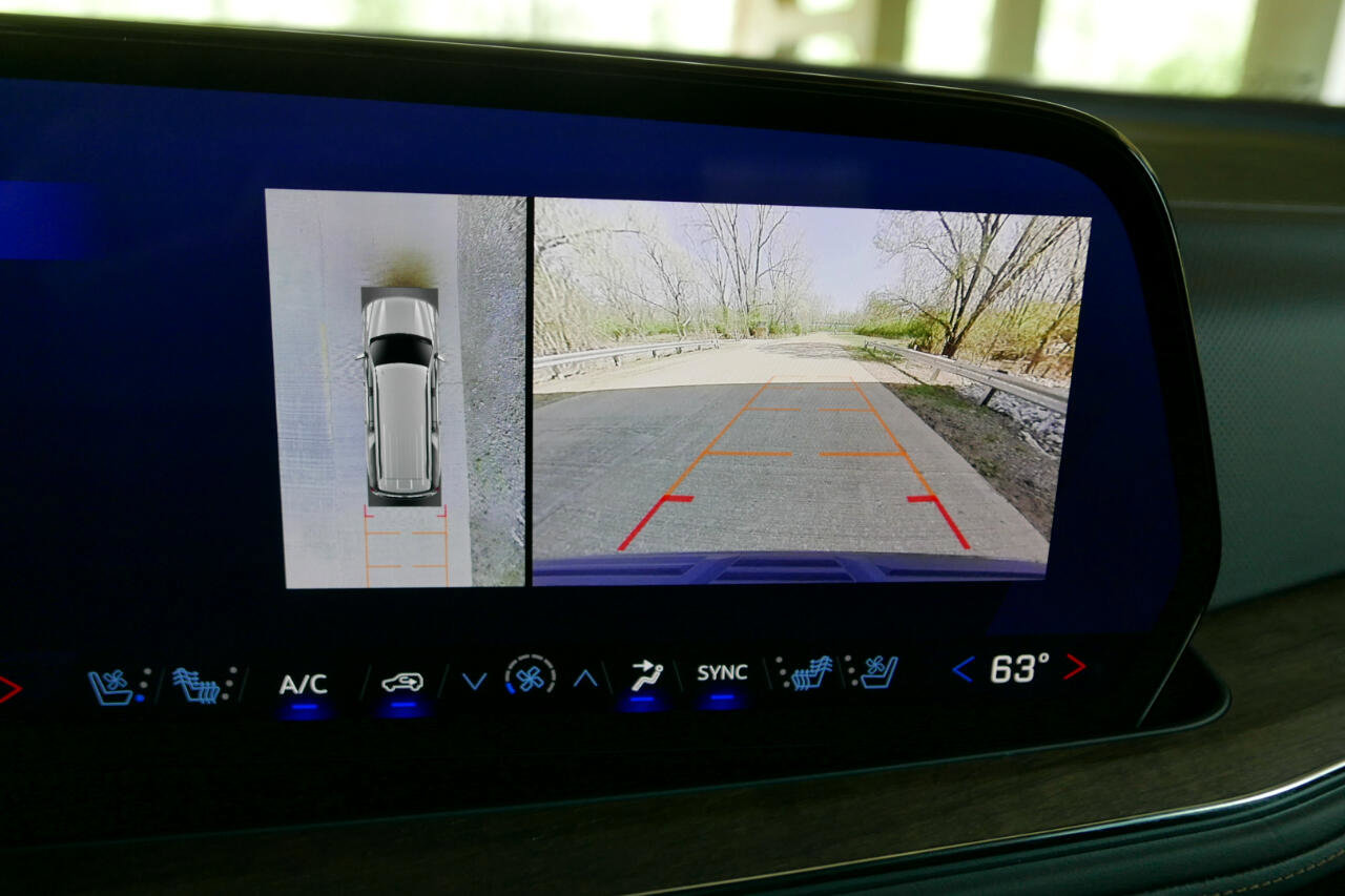 Used 2025 Chevrolet Suburban High Country image 37