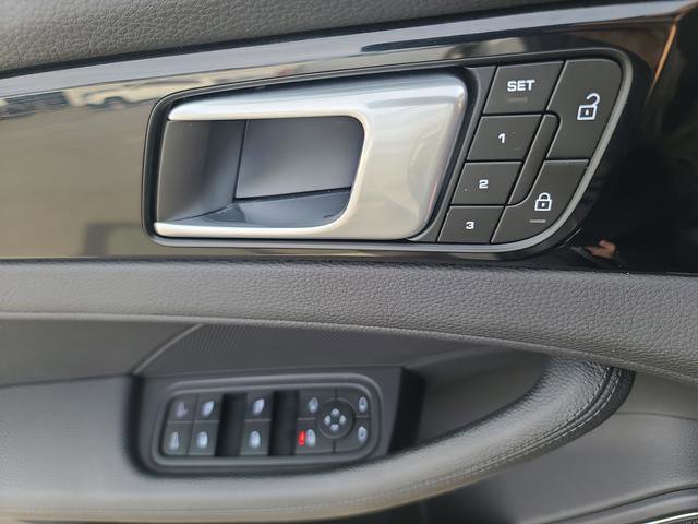 Used 2022 Porsche Panamera 4 Platinum Edition image 9