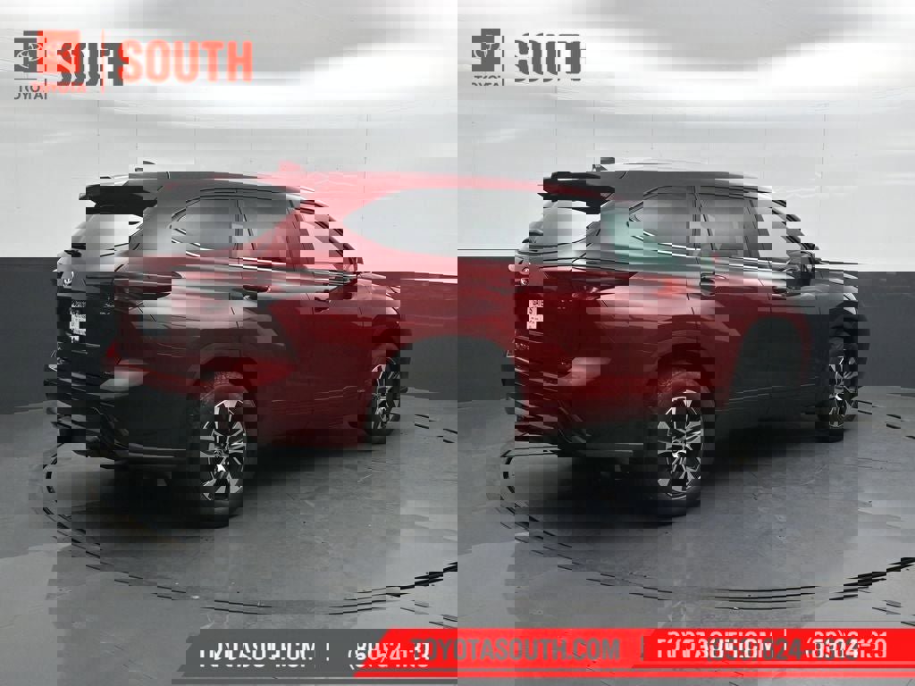 New 2026 Toyota Highlander XLE image 2