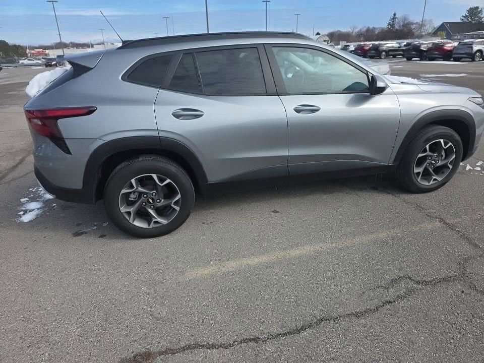Used 2025 Chevrolet Trax LT w/ LT Convenience Package image 5